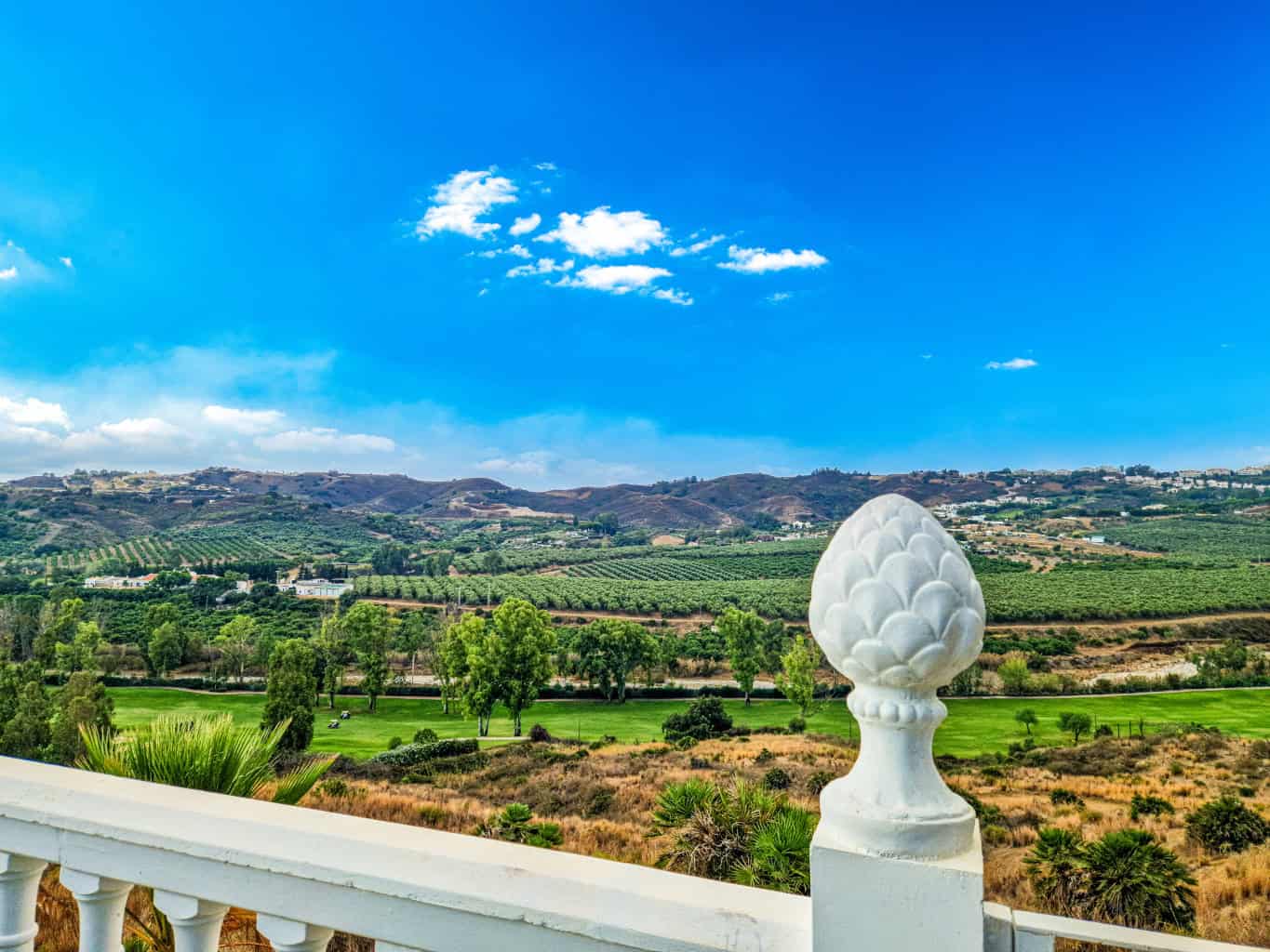 Blick auf das Naturschutzgebiet vom Rand einer spanischen Villa mit weißem Geländer